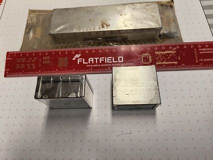Metallgehäuse und Lineal auf Arbeitstisch