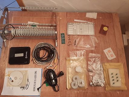 Elektronikkomponenten und Zubehör auf Holzuntergrund