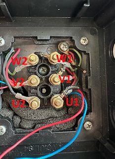 Anschlussklemmen mit Beschriftungen W1, W2, V1, V2, U1, U2