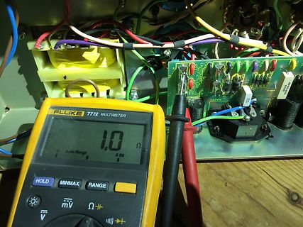 Multimeter misst Widerstand an einem Netzteil