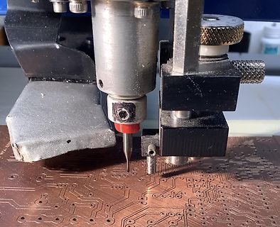 CNC-Fräse bearbeitet Leiterplatte