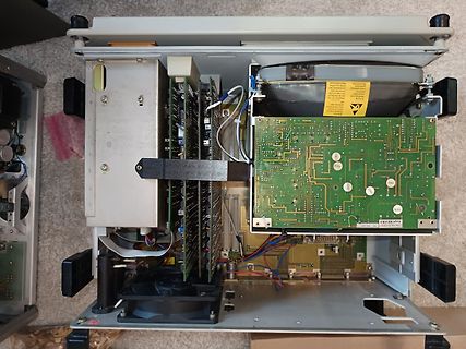 Innenansicht eines elektronischen Geräts mit Leiterplatten