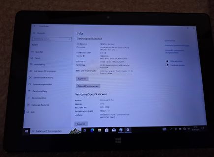 Foto eines Tablets mit Windows-Systeminformationen