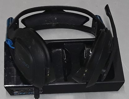 Schwarzes Headset auf einer Verpackung