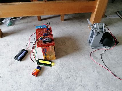Elektronik-Versuchsaufbau mit Mikrocontroller, Display und Motor