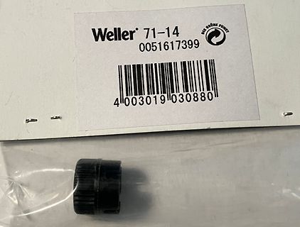 Etikett einer Weller Komponente und ein schwarzes Bauteil
