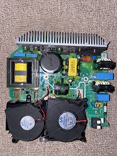 Innenansicht einer elektronischen Platine mit Lüftern