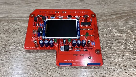 Rote Leiterplatte mit LCD-Modul und elektronischen Bauteilen