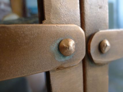 Nahaufnahme von Metallverbindungen mit Korrosion
