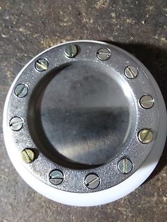 Metallring mit Schrauben auf weißem Untergrund