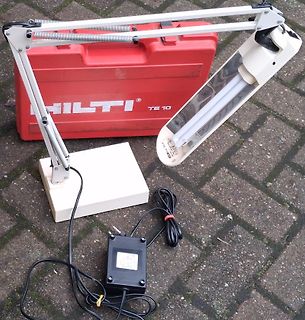 Schreibtischlampe und Hilti Werkzeugkoffer