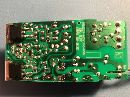 Rückseite einer Leiterplatte eines Netzteils
