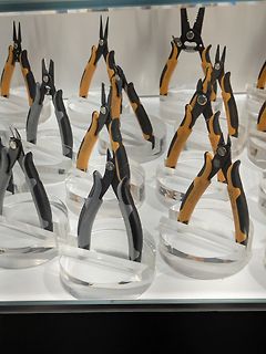 Mehrere Zangen in einer Vitrine