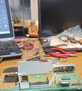 Modellbauhäuser und Werkstatt auf einem Tisch