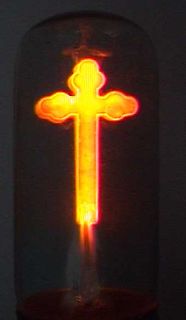 Leuchtendes Kreuz in einer Glasglocke