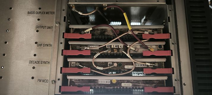 Innenansicht eines Messgeräts mit Modulen und Verkabelung