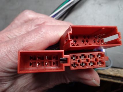 Zwei rote elektrische Steckverbinder