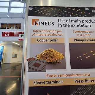 Informationsplakat der Firma FINECS auf einer Messe