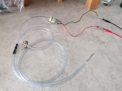 Aufbau mit Schlauch, Pumpe und Krokodilklemmen