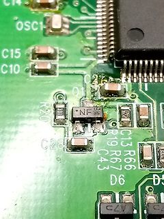Nahaufnahme einer grünen Leiterplatte mit SMD-Bauteilen