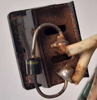 Freiluftverdrahtung mit Bauteilen auf einer Platine