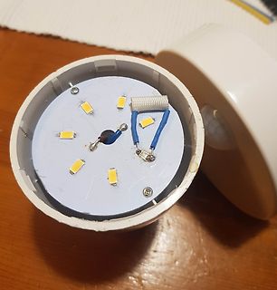 Geöffnetes LED-Leuchtmittel mit Platine und Verkabelung