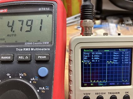 Multimeter und Oszilloskop-Display