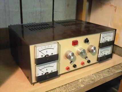 Labornetzteil mit Analoganzeigen