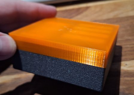 3D-gedrucktes Objekt in Orange und Schwarz