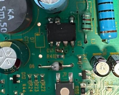 Nahaufnahme einer Leiterplatte mit elektronischen Bauteilen