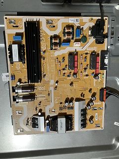 Leiterplatte eines Netzteils mit Kühlkörpern und Kondensatoren