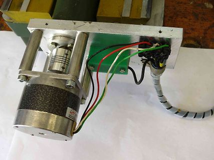 Elektromotor mit Verkabelung und Montageplatte