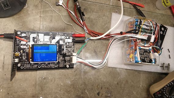 Elektronischer Aufbau mit Display und Verdrahtung