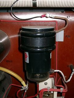 Nahaufnahme eines elektronischen Bauteils und Verkabelung
