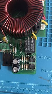 Nahaufnahme einer Leiterplatte mit Spule und Kondensatoren