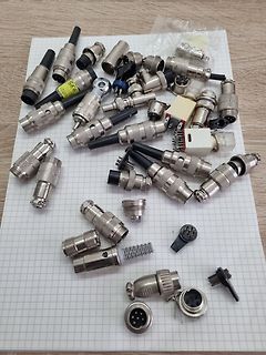Verschiedene Koaxialstecker und Adapter auf kariertem Papier
