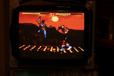 Abfotografierter Röhrenmonitor mit Videospiel
