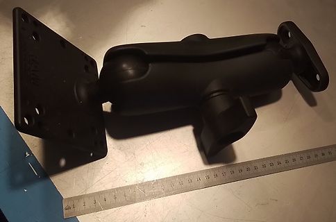 Schwarze Halterung mit Lineal auf Tisch