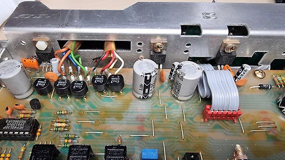 Innenansicht einer bestückten Leiterplatte mit Elektrolytkondensatoren