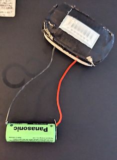 Batterie und improvisierte Schaltung mit LED