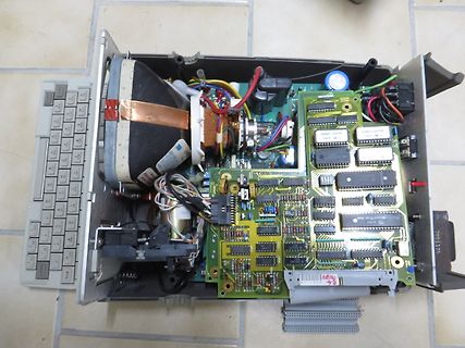 Innenansicht eines alten Computers mit Röhrenmonitor und Leiterplatten