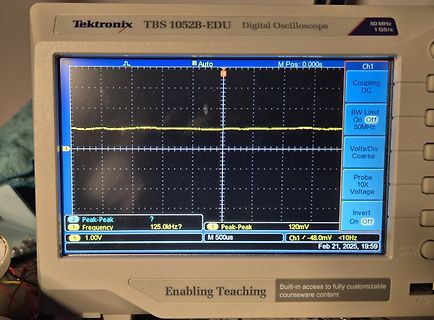 Abfotografiertes Tektronix Oszilloskop mit Signalverlauf