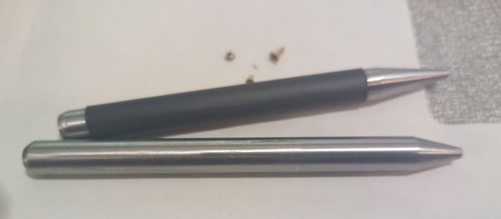 Zwei Metallstifte auf weißem Untergrund