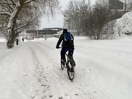 Person fährt mit dem Fahrrad durch den Schnee