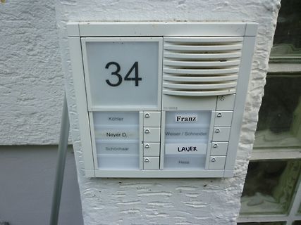 Türsprechanlage mit Hausnummer 34 und Namensschildern