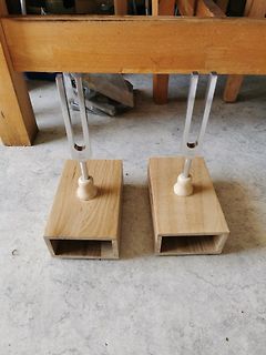 Zwei Stimmgabeln auf Holzsockeln