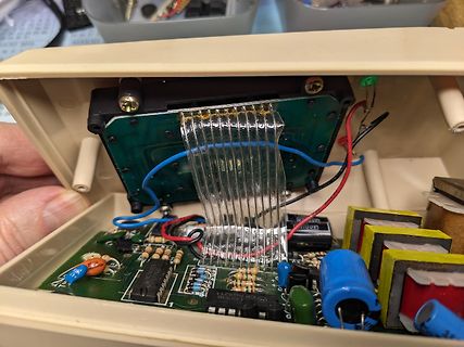 Innenansicht eines geöffneten elektronischen Geräts mit Leiterplatten