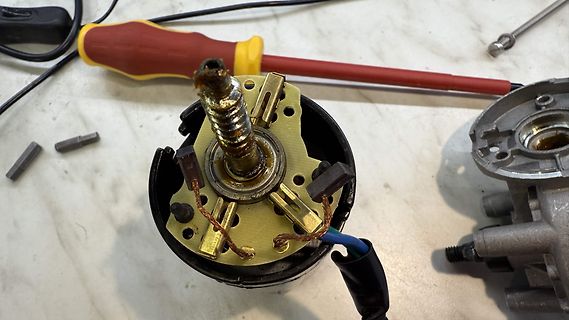Zerlegter Elektromotor mit Welle und Wicklungen
