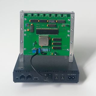 Elektronikmodul auf Gehäuse mit Anschlüssen