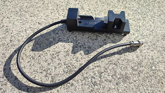 BNC-Adapter mit Halterung auf Betonboden